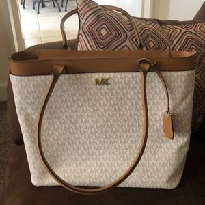 Micheal Kors purse